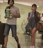 Gabriel Leone e Carla Salle são flagrados em clima de romance