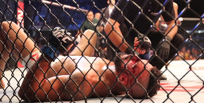 Vitor Belfort foi massacrado por Jacaré (Crédito: Reprodução)