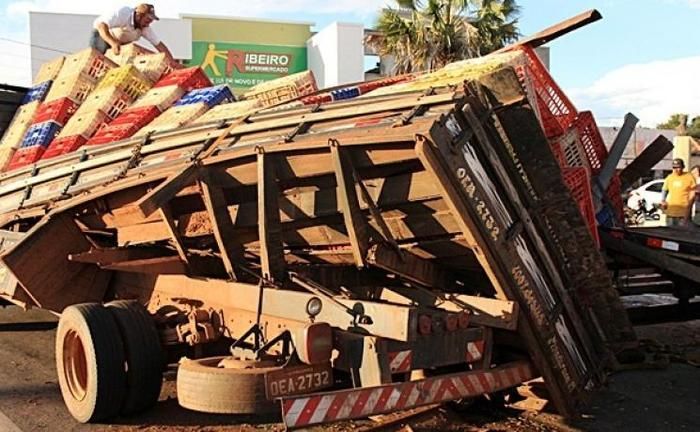 Caminhão tomba e carga de frango se espalha na BR-343 (Crédito: Reprodução)