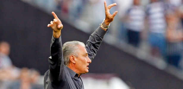 Tite gesticula durante a partida contra o Grêmio (Crédito: Folhapress)