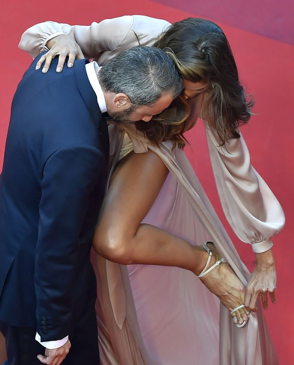 Izabel Goulart se atrapalha com o vestido na première do filme "Julieta" (Crédito: AFP)