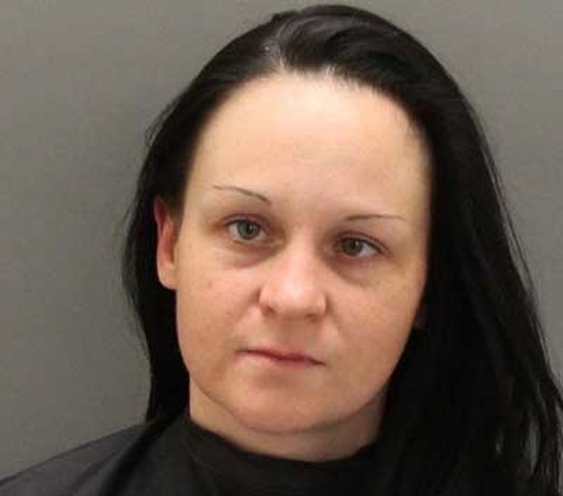 Aimee Marie James mostrou seios para detento