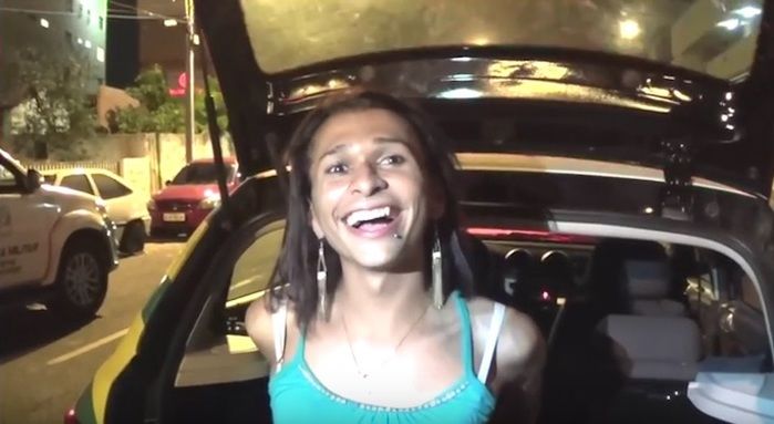 Travesti Ágata é procurada pela polícia (Crédito: Reprodução)