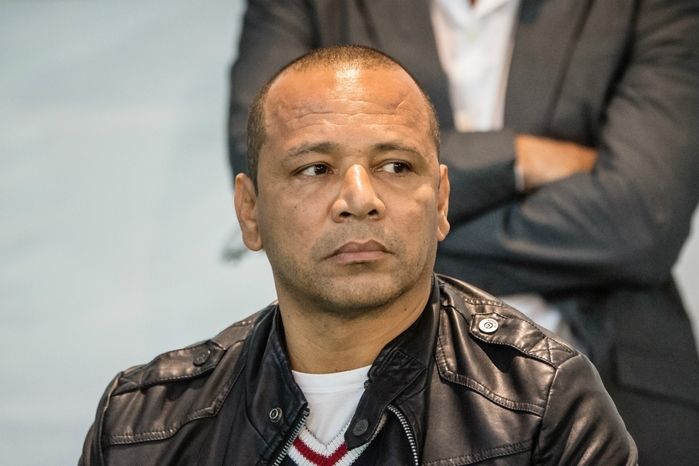 Pai de Neymar dá explicações em CPI