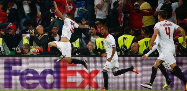 Festa dos jogadores do Sevilla (Crédito: Reuters)