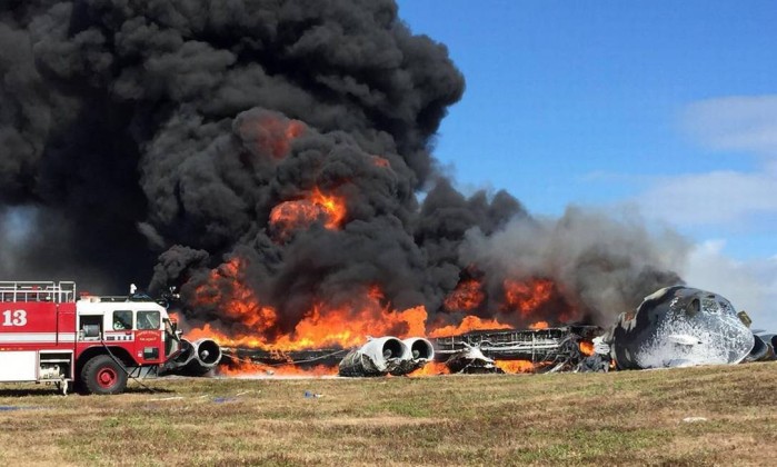 B-52 fica em chamas após acidente (Crédito: Divulgação)