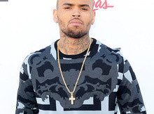 Chris Brown é expulso de avião após fumar maconha na aeronave