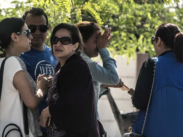Famílias de passageiros aguardam notícias no aeroporto do Cairo (Crédito: AFP)