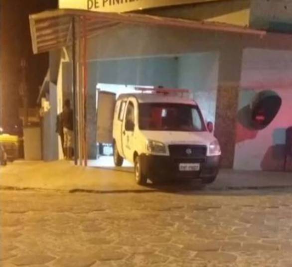 Ambulância foi interceptada por criminosos (Crédito: Reprodução)