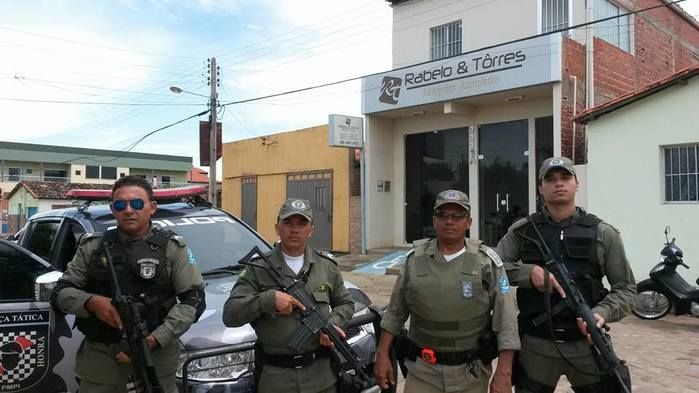 Policiais que participaram da prisão