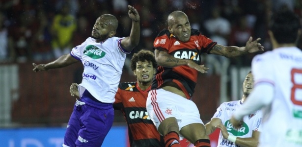 Sheik disputa a bola com os jogadores do Fortaleza (Crédito: Divulgação)