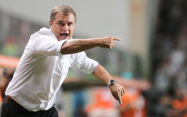 Aguirre deixa o comando do Galo