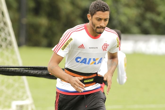 César Martins pode deixar o Fla