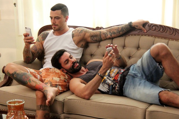 Felipe Titto vive personagem gay: "Um amor igual a qualquer outro" (Crédito: Reprodução)