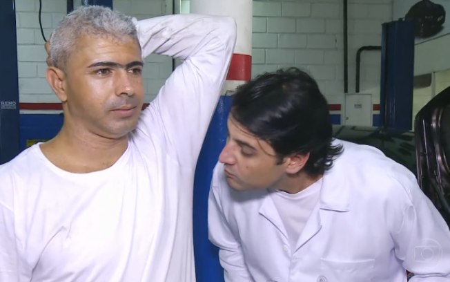Repórter cheirou uma axila durante matéria