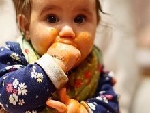 Deborah Secco posta foto da filha suja de papinha