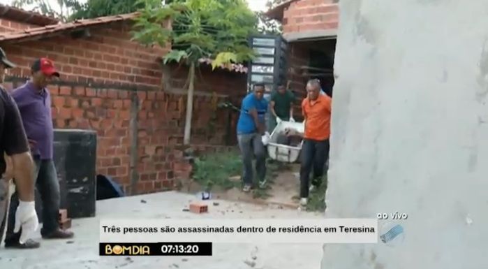 Remoção dos corpos em crime na zona Leste (Crédito: Reprodução/TV Meio Norte)