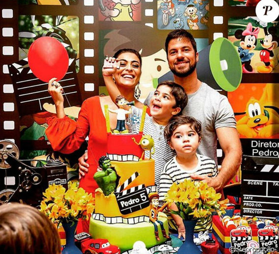 Juliana ao lado dos filhos e do marido Carlos Eduardo Baptista