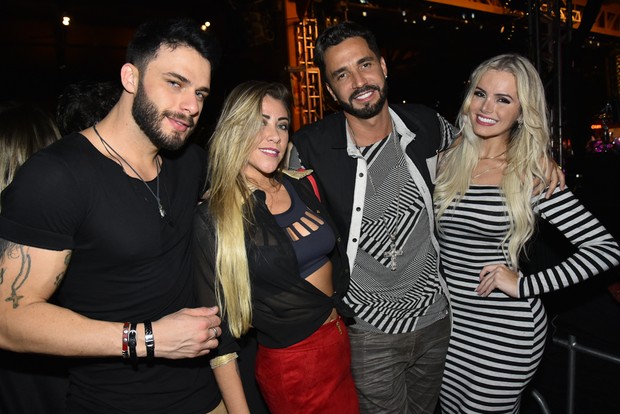Latino aparece abraçado com Thalita