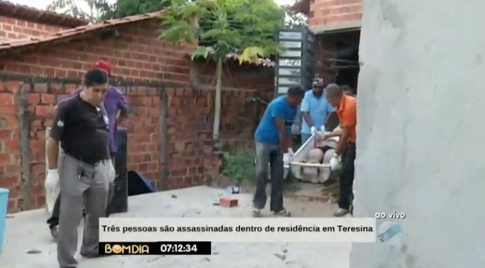 Remoção dos corpos em crime na zona Leste (Crédito: Reprodução/TV Meio Norte)