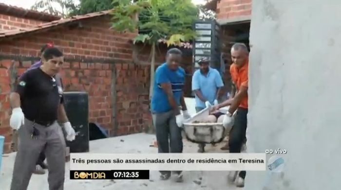 Remoção dos corpos em crime na zona Leste (Crédito: Reprodução/TV Meio Norte)