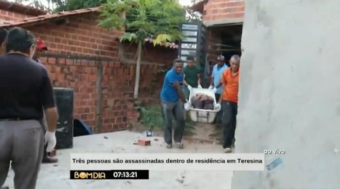 Remoção dos corpos em crime na zona Leste (Crédito: Reprodução/TV Meio Norte)