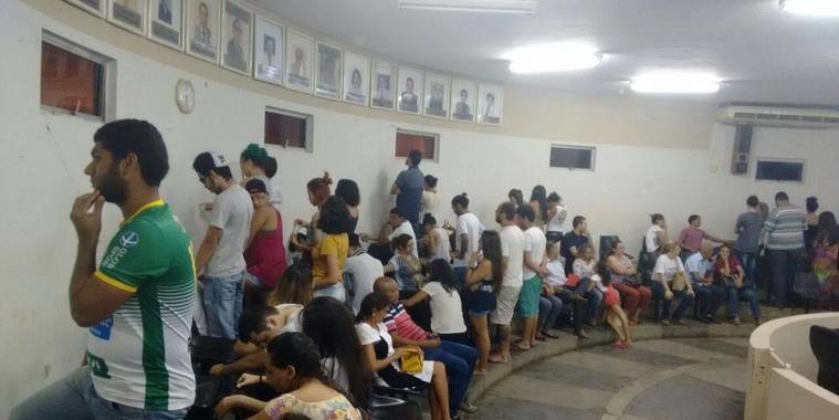 Estudantes protestam dando as costas para parlamentares no PI