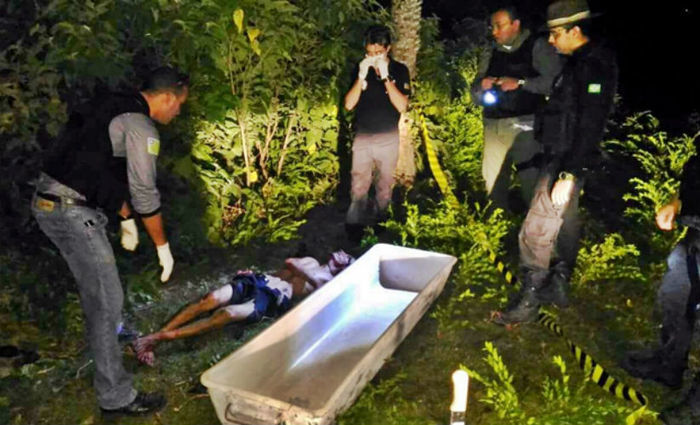 Policiais recolhem um dos corpos do duplo homicídio (Crédito: Blog do Coveiro)