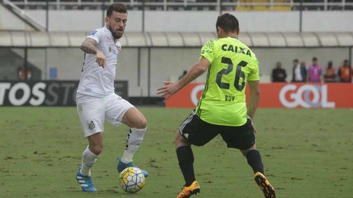 Lucas Lima durante jogada na Vila Belmiro