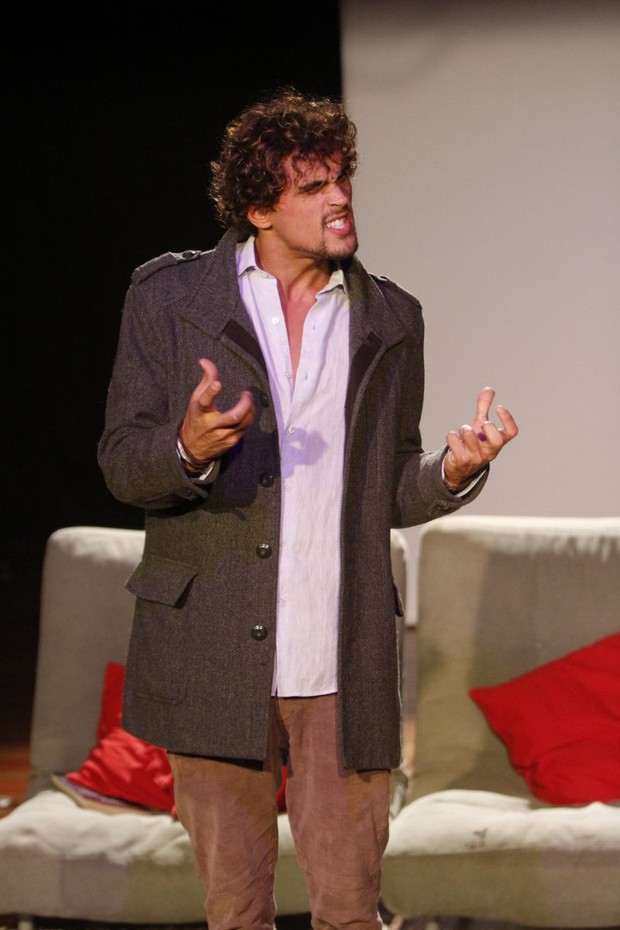 Felipe Roque em peça (Crédito: Reprodução)