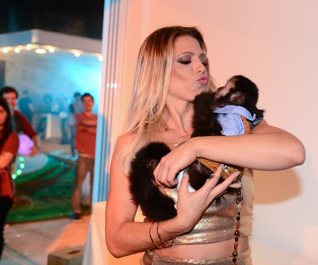Sheila Mello posa com macaco de Latino (Crédito: Divulgação)