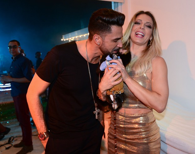 Sheila Mello posa com macaco de Latino (Crédito: Divulgação)