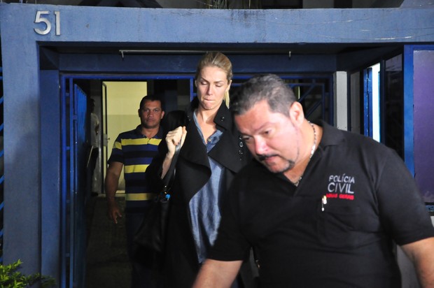 Ana Hickmann deixa delegacia após depoimento (Crédito: Ego)