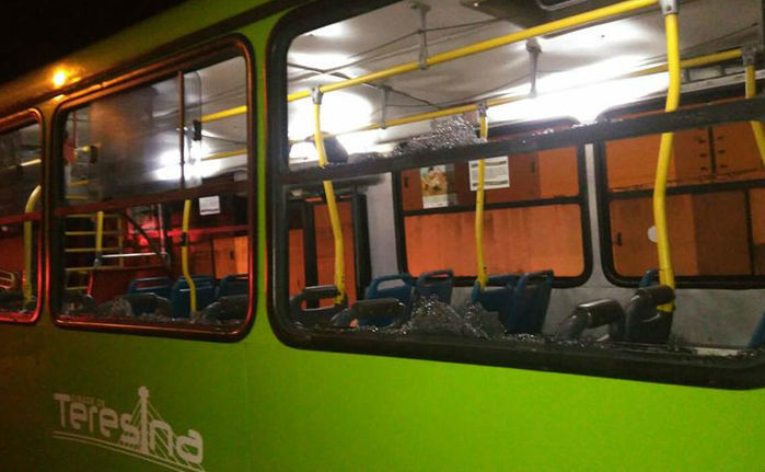 Ônibus ficou com a parte lateral danificada (Crédito: Divulgação/ Polícia Militar)