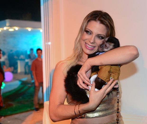 Sheila Mello posa com macaco de Latino (Crédito: Divulgação)