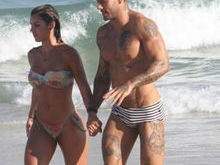 Lucas Lucco leva terceira loira para a praia em dois meses