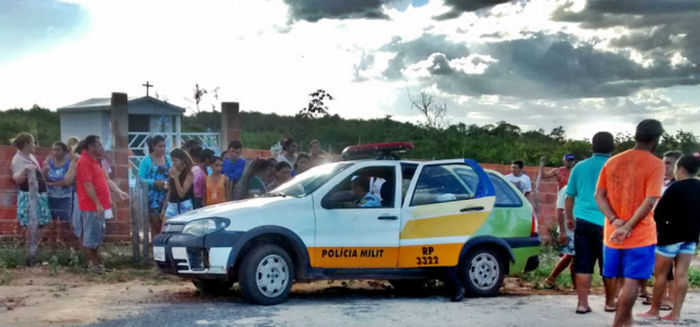 População se agromela em frente ao cemitério (Crédito: Reprodução)