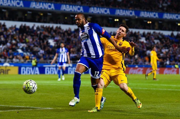 Zagueiro disputa jogada com Messi