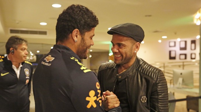 Hulk e Daniel Alves (Crédito: Reprodução)
