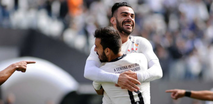 Jogadores comemoram um dos gols contra a Ponte Preta (Crédito: Estadão)