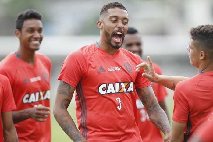 César Martins volta ao grupo do Flamengo