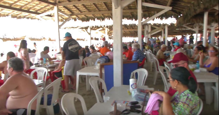 Turistas aproveitam a folga no litoral (Crédito: Reprodução)
