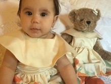 Deborah Secco veste a filha combinando com roupa de urso
