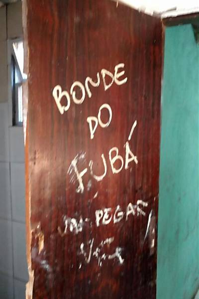 Porta da casa onde jovem foi estuprada (Crédito: Reprodução)