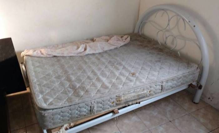 Cama onde jovem foi estuprada (Crédito: Reprodução)