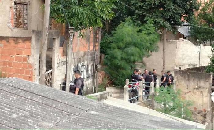 Policiais ao redor da casa (Crédito: Reprodução)