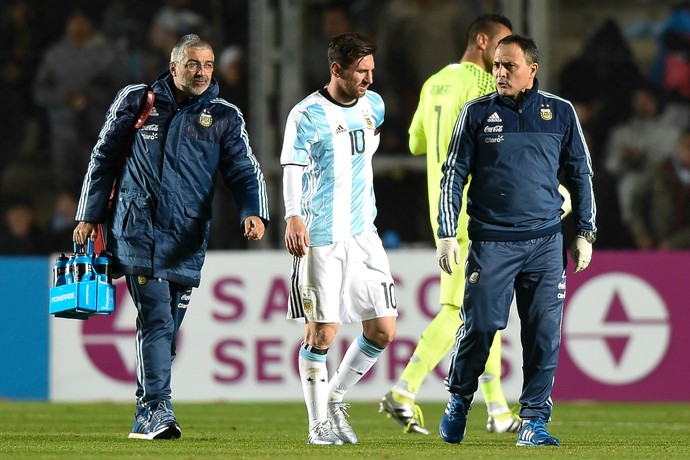 Messi caiu com as mãos nas costas