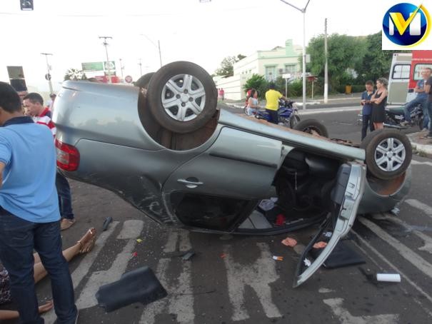 Menor capota veículo e deixa duas pessoas feridas em Oeiras (Crédito: Reprodução)