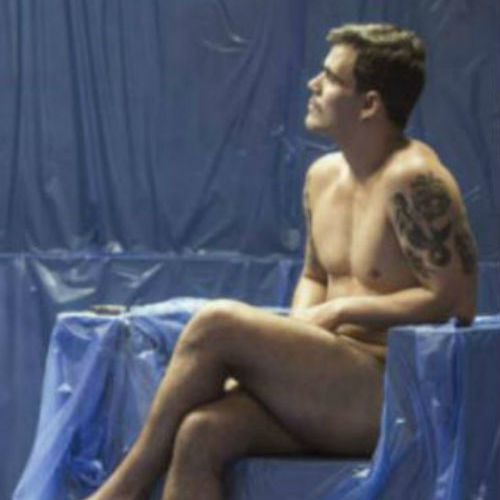 Juliano Cazarré mostra boa forma ao aparecer nu em programa de TV