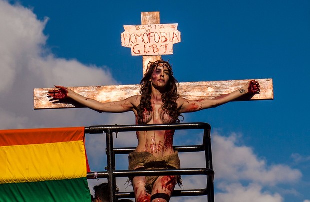 Viviany Beloboni foi crucificada na Parada Gay de 2015